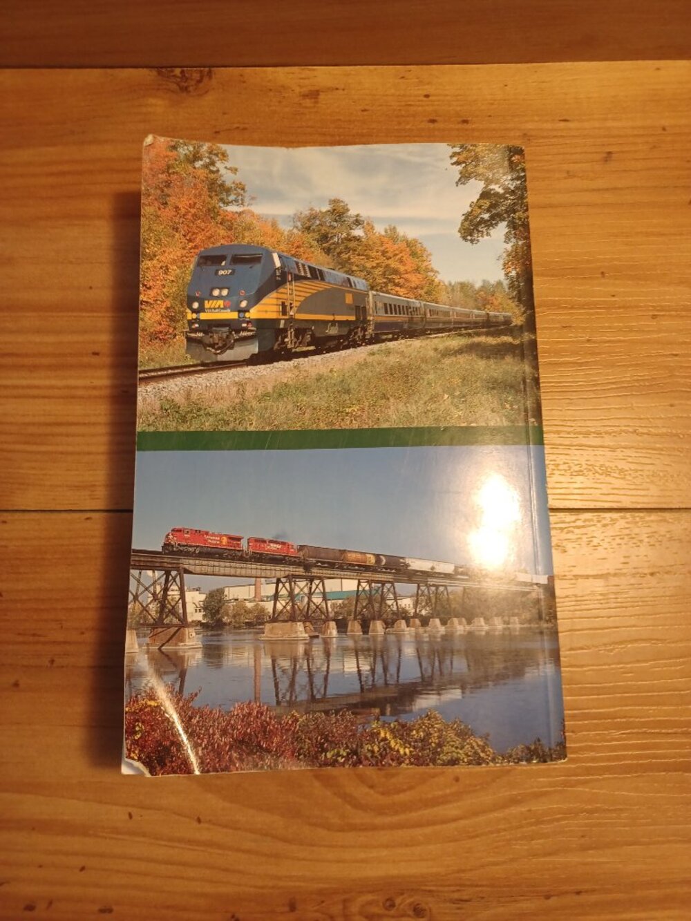 Canadian Trackside Guide 2004 Book - Picture 9 of 9